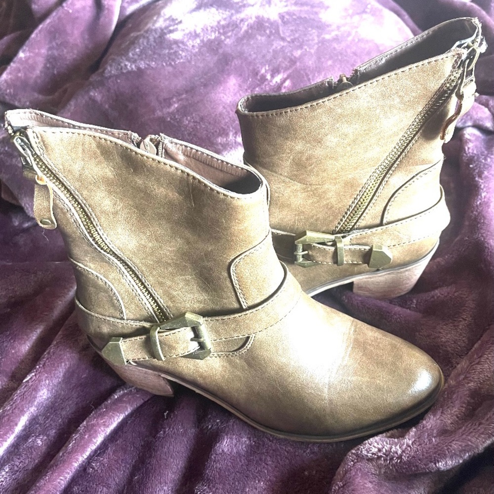 BUCCO CAPENSIS Beige Booties